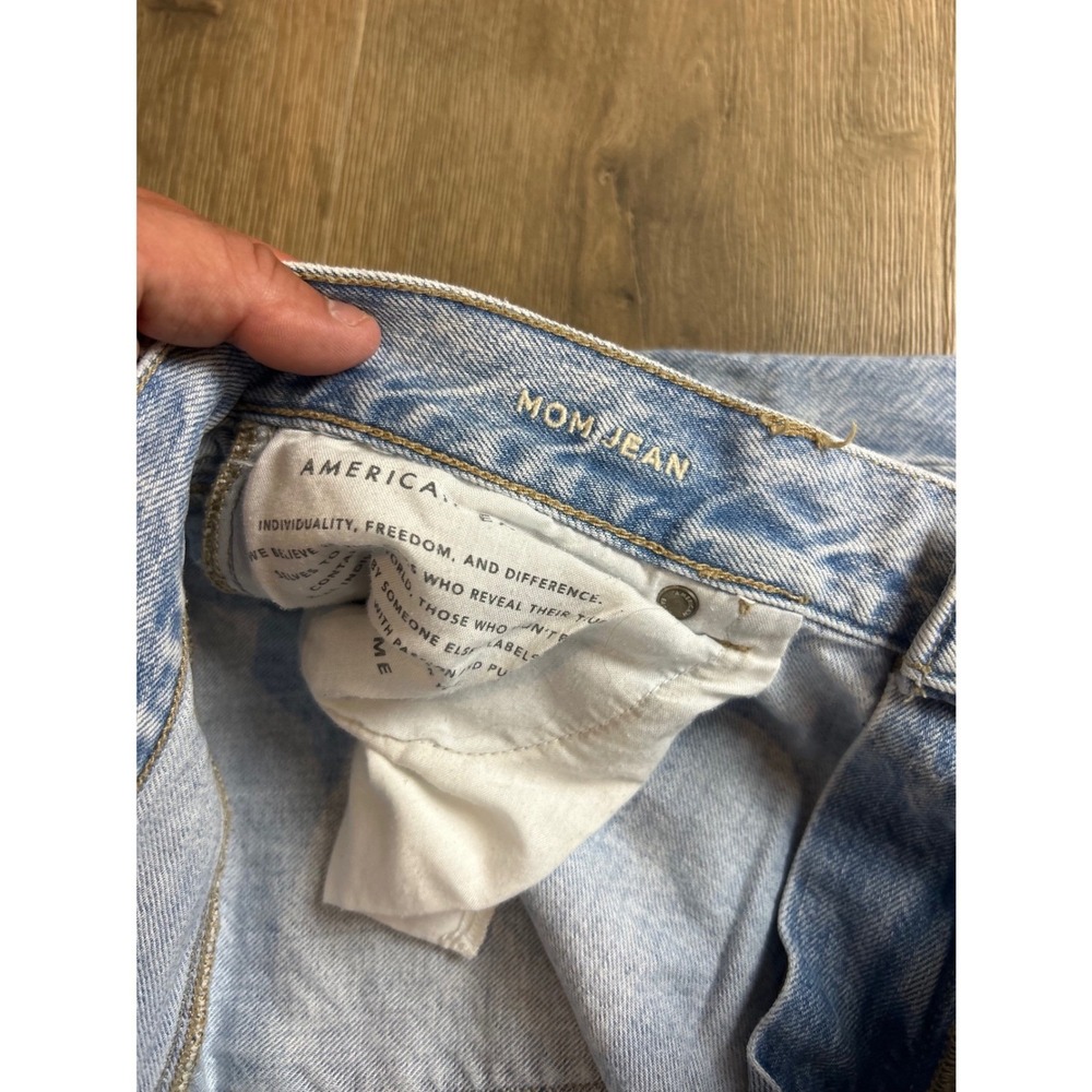 American Eagle Mom Jeans Light‎ Acid Wash Distressed High Rise Size 10 Short - Picture 7 of 13